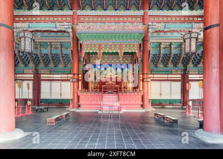 Séoul, Corée du Sud - 9 octobre 2017 : magnifique salle du trône Geunjeongjeon au palais de Gyeongbokgung. Séoul est une destination touristique populaire de l'Asie. Banque D'Images