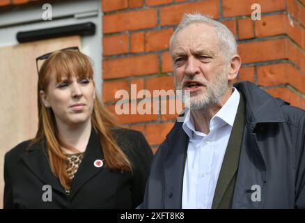 Photo datée du 03/04/18 du leader travailliste de l'époque Jeremy Corbyn avec la secrétaire à l'éducation de l'ombre Angela Rayner parlant devant la bibliothèque Old Pinehurst à Swindon. Angela Rayner, chef adjointe du parti travailliste, prendra en charge le programme de réforme du milieu de travail du gouvernement. Date d'émission : jeudi 4 juillet 2024. Banque D'Images