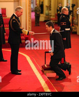 Photo datée du 12/02/14 de l'ancien directeur des poursuites pénales Sir Keir Starmer de Londres est fait Chevalier Commandeur de l'ordre du bain par le prince de Galles lors d'une cérémonie d'investiture au palais de Buckingham. Sir Keir Starmer va devenir le troisième premier ministre - et le premier travailliste - du règne du roi. La paire s'est rencontrée à de nombreuses occasions auparavant et semble avoir un rapport chaleureux. En tant que nouveau premier ministre, Sir Keir rencontrera le roi chaque mercredi pour une audience hebdomadaire privée afin de discuter des questions du gouvernement après les questions du premier ministre, avec la conversation habituellement t Banque D'Images