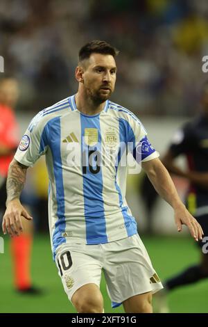 L attaquant argentin Lionel Messi regarde lors de la Copa America USA 2024, match quart de finale entre l Argentine et l Équateur, au stade NRG de Houston, TX, le 4 juillet 2024 HOUSTON ÉTATS-UNIS Copyright : xALEJANDROxPAGNIx Banque D'Images