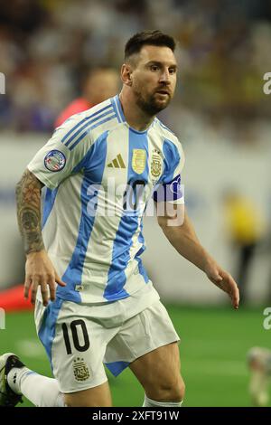 L attaquant argentin Lionel Messi regarde lors de la Copa America USA 2024, match quart de finale entre l Argentine et l Équateur, au stade NRG de Houston, TX, le 4 juillet 2024 HOUSTON ÉTATS-UNIS Copyright : xALEJANDROxPAGNIx Banque D'Images