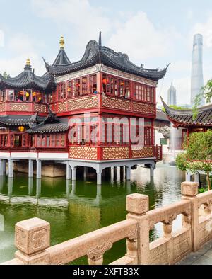 Belle vue sur Hu Xin Ting Teahouse (Pavillon du lac central) au jardin Yuyuan dans la vieille ville de Shanghai, en Chine. Banque D'Images