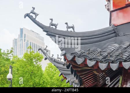 Vue imprenable sur les gratte-ciel dans le centre-ville de Shanghai et bâtiment traditionnel chinois avec toit incurvé noir vers le haut à la vieille ville. Banque D'Images