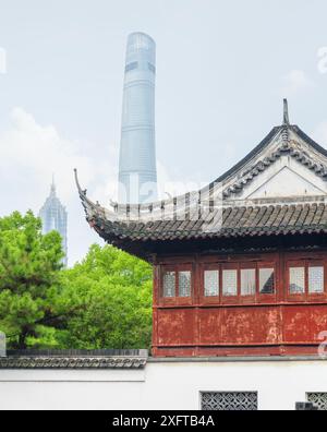 Vue imprenable sur les gratte-ciel dans le centre-ville de Shanghai et bâtiment traditionnel chinois avec toit incurvé noir vers le haut à la vieille ville. Banque D'Images