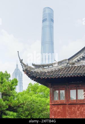 Vue imprenable sur les gratte-ciel dans le centre-ville de Shanghai et bâtiment traditionnel chinois avec toit incurvé noir vers le haut à la vieille ville. Banque D'Images