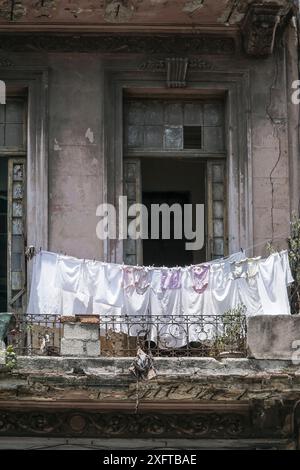 Vêtements pendus au balcon d'un appartement à sécher à Cuba Banque D'Images