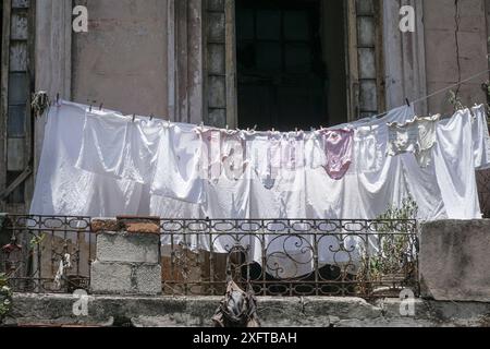 Vêtements pendus au balcon d'un appartement à sécher à Cuba Banque D'Images