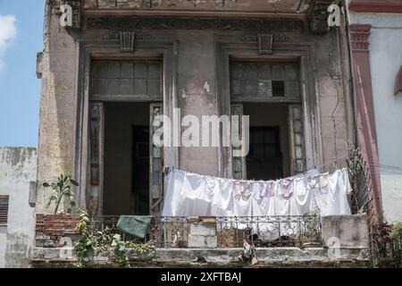 Vêtements pendus au balcon d'un appartement à sécher à Cuba Banque D'Images