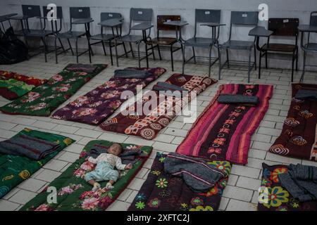 Tulum, Mexique. 04 juillet 2024. Un enfant dort dans un refuge d'urgence. Juste au large de la côte de la péninsule de Yucatán, l'ouragan Beryl se renforce à nouveau. Les gens quittent leurs maisons pour se protéger des effets de l'ouragan crédit : Felix Marquez//dpa/Alamy Live News Banque D'Images