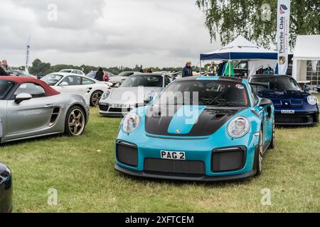 Tarporley, Cheshire, Angleterre, 29 juin 2024. Une Porsche 911 GT2 RS bleue est exposée lors d'une rencontre automobile. Banque D'Images