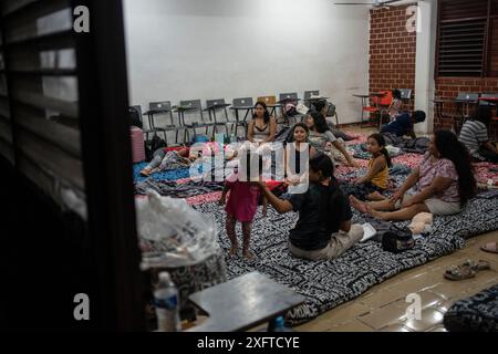 Tulum, Mexique. 04 juillet 2024. Une famille reste dans un refuge d’urgence pour se protéger des effets de l’ouragan Beryl. Crédit : Felix Marquez/dpa/Alamy Live News Banque D'Images