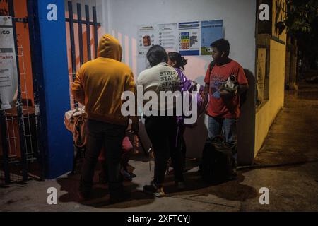 Tulum, Mexique. 04 juillet 2024. Une famille arrive dans un refuge d'urgence. Juste au large de la côte de la péninsule de Yucatán, l'ouragan 'Beryl' se renforce à nouveau. Les gens quittent leurs maisons pour se protéger des effets de l'ouragan. Crédit : Felix Marquez//dpa/Alamy Live News Banque D'Images