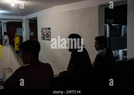 Tulum, Mexique. 04 juillet 2024. Un groupe d'hommes se tient dans un abri d'urgence pour se protéger des effets de l'ouragan Beryl. Crédit : Felix Marquez/dpa/Alamy Live News Banque D'Images