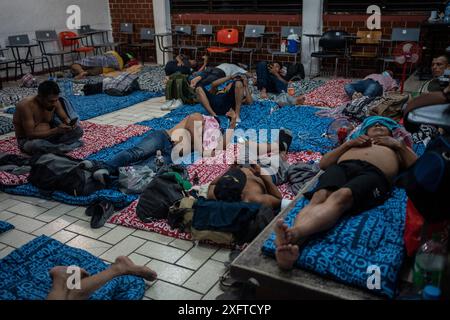Tulum, Mexique. 04 juillet 2024. Les familles dorment dans un refuge d'urgence. Juste au large de la côte de la péninsule de Yucatán, l'ouragan Beryl se renforce à nouveau. Les gens quittent leurs maisons pour se protéger des effets de l'ouragan crédit : Felix Marquez//dpa/Alamy Live News Banque D'Images