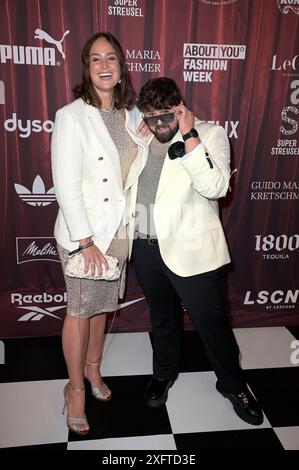 Saskia Grimm und Steven Preisner beim About You Fashion Circus à Adlershof-Johannisthal. Berlin, 04.07.2024 *** Saskia Grimm et Steven Preisner au Cirque de la mode About You à Adlershof Johannisthal Berlin, 04 07 2024 Foto:XF.xKernx/xFuturexImagex about 4709 Banque D'Images