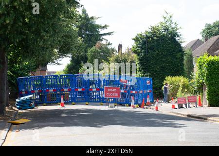 Maidenhead, Berkshire, Royaume-Uni. Une autre route à Maidenhead reste fermée pendant que Thames Water répare les tuyaux. Des appels persistent pour la renationalisation de l'eau de Tamise, suite à leur bilan en matière de rejets de pollution, mais il a été signalé que le Parti travailliste n'avait pas l'intention de renationaliser l'eau de Tamise. Crédit : Maureen McLean/Alamy Live News Banque D'Images