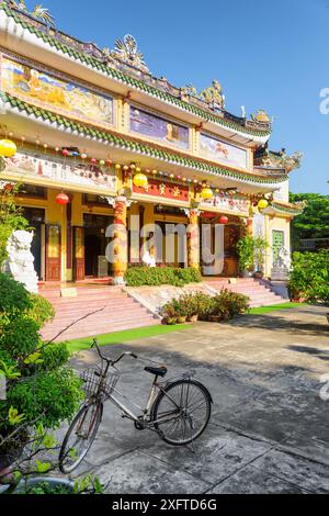 Hoi an (Hoian), Vietnam - 11 avril 2018 : vélo garé devant le temple de Phap Bao dans l'ancienne ville de Hoi an. Banque D'Images