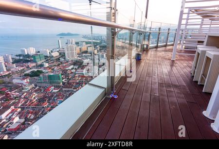 Penang Island, Malaisie-avril 26 2023 : au coucher du soleil sur le plus haut bâtiment de George Town, appelé 'The Top', avec bar, restaurant et Skywalk, à 252 mètres de haut Banque D'Images