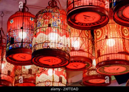 Hoi an (Hoian), Vietnam - 11 avril 2018 : belles lanternes traditionnelles dans le café de la ville antique. Décor incroyable. Banque D'Images