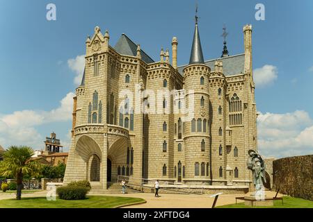 Astorga, Espagne - 4 juin 2023 : un grand château se dresse haut, avec une statue devant. L'architecture est impressionnante, et la statue ajoute au gr Banque D'Images