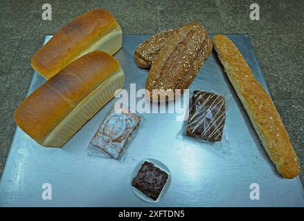 Produits de boulangerie hollandais placés sur un plateau : pain, petits pains, muffins. Banque D'Images