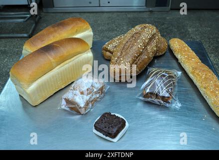 Produits de boulangerie hollandais placés sur un plateau : pain, petits pains, muffins. Banque D'Images