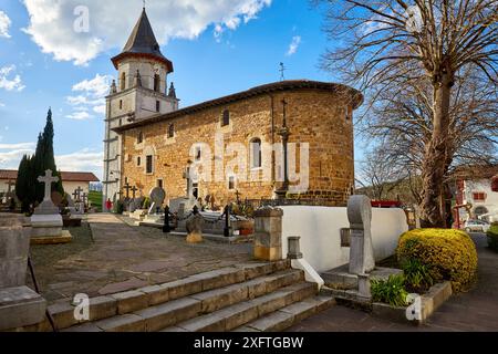 Cimetière et église, stèle funéraire, L'église Notre Dame de l'Assomption, Hasparren, Pyrénées-Atlantiques, Aquitaine, France, Europe Banque D'Images