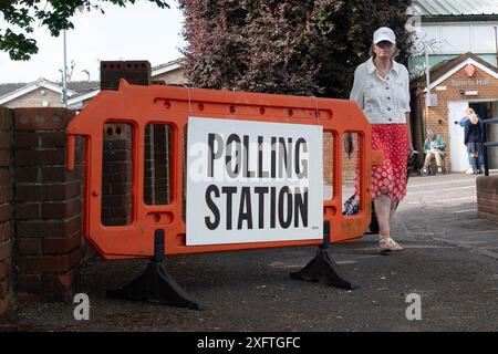 FICHIERS PHOTOS. Le candidat conservateur Jack Rankin a été élu pour la circonscription de Windsor en tant que nouveau député. Il remplace Adam Afriye qui a démissionné après avoir fait faillite. Eton Wick, Windsor, Royaume-Uni. Le 4 juillet 2024, les électeurs étaient partis tôt le jour de l'élection générale dans le village d'Eton Wick, Windsor, Berkshire. Crédit : Maureen McLean/Alamy Banque D'Images