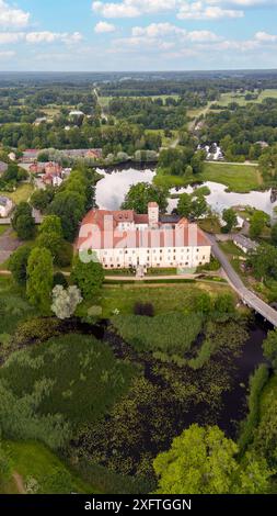 Vue aérienne sur la ville de Dundaga, Lettonie. Château médiéval de Dundaga avec parc et lac. Vieille église luthérienne et paysage urbain du panorama de la ville de Dundaga. LAN Banque D'Images