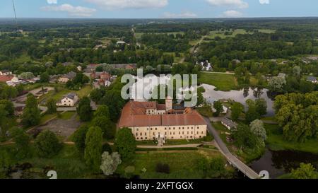 Vue aérienne sur la ville de Dundaga, Lettonie. Château médiéval de Dundaga avec parc et lac. Vieille église luthérienne et paysage urbain du panorama de la ville de Dundaga. LAN Banque D'Images