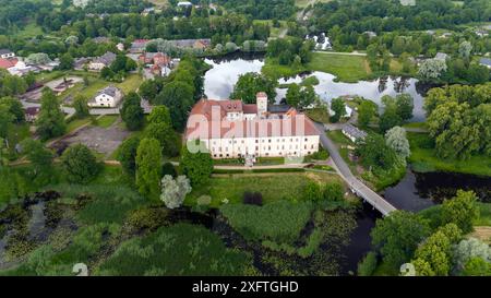 Vue aérienne sur la ville de Dundaga, Lettonie. Château médiéval de Dundaga avec parc et lac. Vieille église luthérienne et paysage urbain du panorama de la ville de Dundaga. LAN Banque D'Images