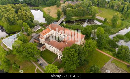 Vue aérienne sur la ville de Dundaga, Lettonie. Château médiéval de Dundaga avec parc et lac. Vieille église luthérienne et paysage urbain du panorama de la ville de Dundaga. LAN Banque D'Images