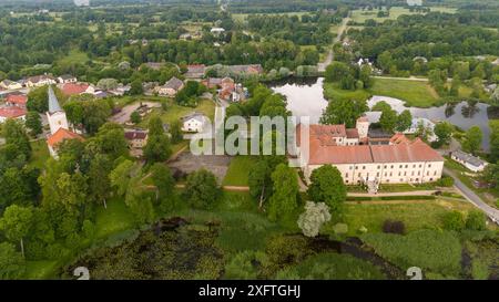 Vue aérienne sur la ville de Dundaga, Lettonie. Château médiéval de Dundaga avec parc et lac. Vieille église luthérienne et paysage urbain du panorama de la ville de Dundaga. LAN Banque D'Images