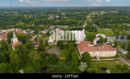 Vue aérienne sur la ville de Dundaga, Lettonie. Château médiéval de Dundaga avec parc et lac. Vieille église luthérienne et paysage urbain du panorama de la ville de Dundaga. LAN Banque D'Images