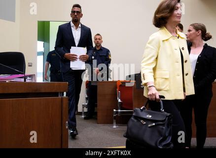 Munich, Allemagne. 05 juillet 2024. Jerome Boateng (à gauche), footballeur professionnel, entre dans la salle d'audience du tribunal régional avec son avocate Monika Hamm. L'ancien footballeur national est jugé pour agression contre son ex-partenaire. Crédit : Sven Hoppe/dpa/Alamy Live News Banque D'Images