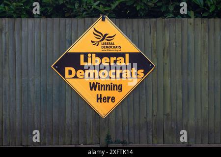 FICHIERS PHOTOS. Les libéraux démocrates ont été élus pour la circonscription de Maidenhead en remplacement des conservateurs. L’ancienne première ministre Theresa May ne s’est pas présentée comme candidate à Maidenhead cette année. Taplow, Maidenhead, Royaume-Uni. 4 juillet 2024. Un libéral démocrate gagnant ici conseil devant une maison à Maidenhead, Berkshire le jour des élections générales. Crédit : Maureen McLean/Alamy Banque D'Images