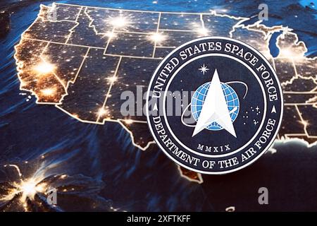 KIEV, UKRAINE - 26 JUIN 2024 United States Space Force Department of the Air Force blason sur une carte papier des États-Unis d'Amérique Banque D'Images