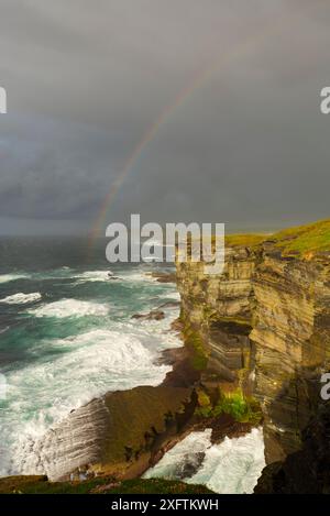 Arc-en-ciel sur les falaises de Brough of Birsay, îles Orcades Banque D'Images