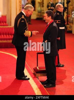 Photo 12/02/14 de l'ancien directeur des poursuites pénales Sir Keir Starmer de Londres est fait Chevalier Commandeur de l'ordre du bain par le prince de Galles lors d'une cérémonie d'investiture au palais de Buckingham. Sir Keir est le premier premier ministre à entrer dans Downing Street avec un titre de chevalier depuis Sir Alec Douglas-Home. Date d'émission : vendredi 5 juillet 2024. Banque D'Images