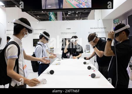 Tokyo, Japon. 04 juillet 2024. Les visiteurs de la foire XR Tokyo VR/AR/MR expérimentent une session de réalité augmentée (AR). XR Fair Tokyo VR/AR/MR est la plus grande exposition avec les derniers produits et solutions de services aux entreprises au Japon. (Photo de Stanislav Kogiku/SOPA images/Sipa USA) crédit : Sipa USA/Alamy Live News Banque D'Images