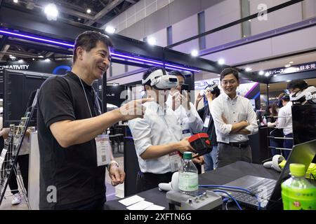 Tokyo, Japon. 04 juillet 2024. Le visiteur de XR Fair Tokyo VR/AR/MR utilise un casque VR. XR Fair Tokyo VR/AR/MR est la plus grande exposition avec les derniers produits et solutions de services aux entreprises au Japon. (Photo de Stanislav Kogiku/SOPA images/Sipa USA) crédit : Sipa USA/Alamy Live News Banque D'Images