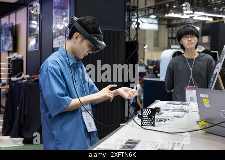 Tokyo, Japon. 04 juillet 2024. Le visiteur de XR Fair Tokyo VR/AR/MR utilise un casque AR. XR Fair Tokyo VR/AR/MR est la plus grande exposition avec les derniers produits et solutions de services aux entreprises au Japon. (Photo de Stanislav Kogiku/SOPA images/Sipa USA) crédit : Sipa USA/Alamy Live News Banque D'Images