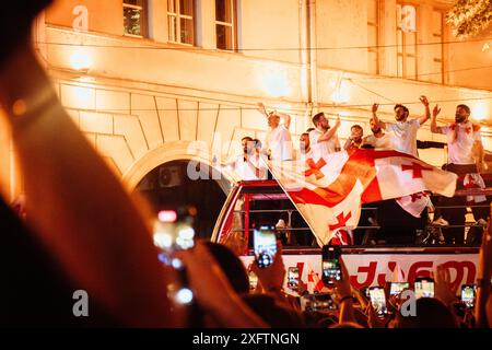 Tbilissi, Géorgie - 2 juillet 2024 : les joueurs de l'équipe nationale géorgienne de football dans un bus à toit ouvert à leur arrivée à la maison, célébrations de bienvenue dans la capitale Tbili Banque D'Images