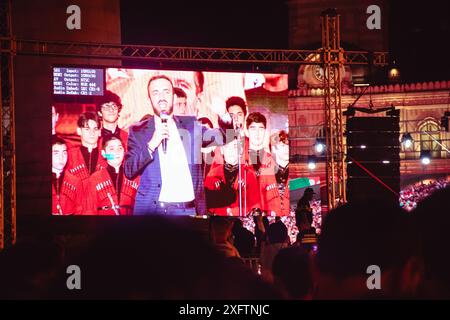 Tbilissi, Géorgie - 2 juillet 2024 : le présentateur de Nika Kvekveskiri prononce un discours aux fans. L'équipe nationale de football géorgienne arrive à la maison célébrations de bienvenue dans Banque D'Images