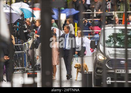 Londres, Royaume-Uni. 05 JUILLET 2024. L'ancien chancelier Jeremy Hunt quitte Downing Street avec sa famille pour la dernière fois après la défaite des conservateurs aux élections générales. Crédit Milo Chandler/Alamy Live News Banque D'Images