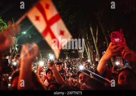 Tbilissi, Géorgie - 2 juillet 2024 : les fans de football géorgiens dans les rues brandissent des drapeaux. L'équipe nationale de football géorgienne arrive à la maison célébrations de bienvenue dans Banque D'Images