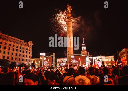 Tbilissi, Géorgie - 2 juillet 2024 : les spectateurs regardent des feux d'artifice sur la place de la liberté. L'équipe nationale de football géorgienne arrive à la maison célébrations de bienvenue dans Banque D'Images