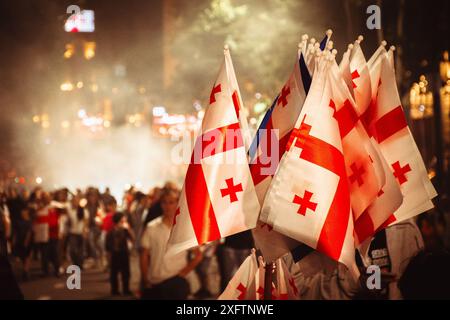 Tbilissi, Géorgie - 2 juillet 2024 : les supporters de football marchent dans rustaveli avenue L'équipe nationale de football géorgienne arrivée à la maison célébrations de bienvenue dans c Banque D'Images