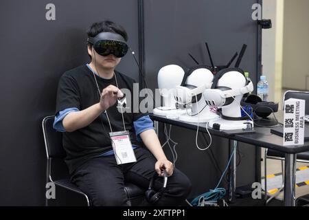 Tokyo, Japon. 04 juillet 2024. Le visiteur de XR Fair Tokyo VR/AR/MR utilise un casque VR. XR Fair Tokyo VR/AR/MR est la plus grande exposition avec les derniers produits et solutions de services aux entreprises au Japon. Crédit : SOPA images Limited/Alamy Live News Banque D'Images