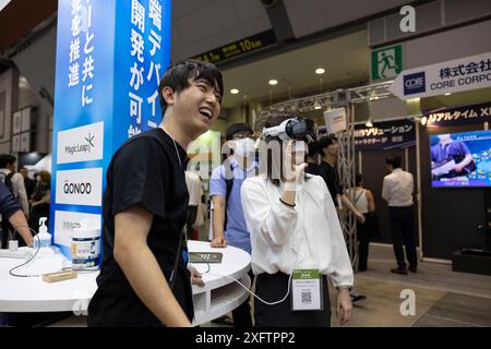 Tokyo, Japon. 04 juillet 2024. Le visiteur de XR Fair Tokyo VR/AR/MR utilise un casque VR. XR Fair Tokyo VR/AR/MR est la plus grande exposition avec les derniers produits et solutions de services aux entreprises au Japon. Crédit : SOPA images Limited/Alamy Live News Banque D'Images